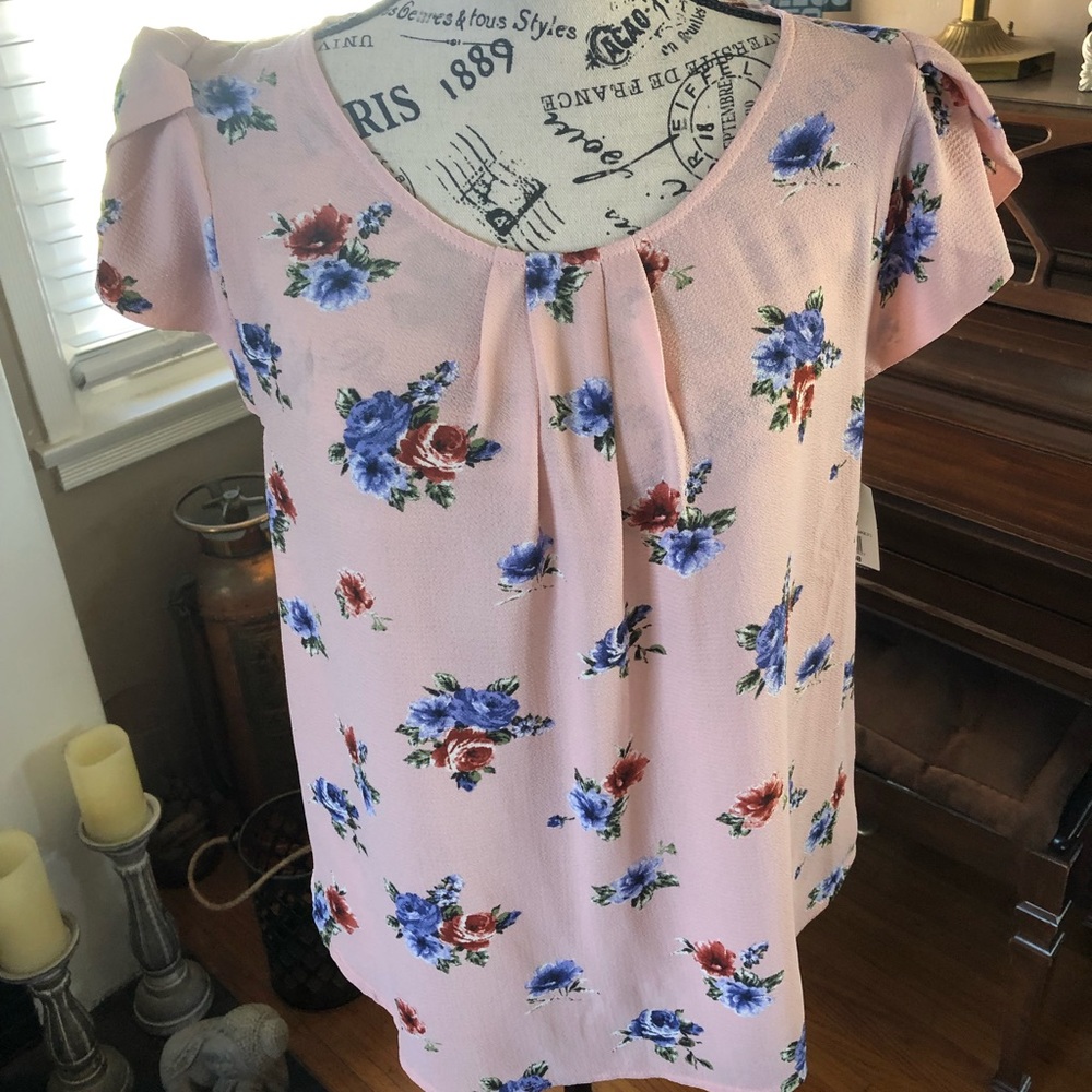 Cute soft pink floral blouse size M NWT